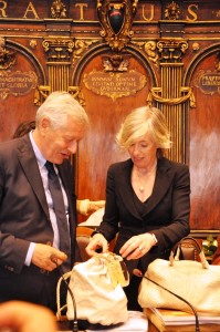 Il sindaco Michelini dona la bisaccia del pellegrino al ministro Stefania Giannini