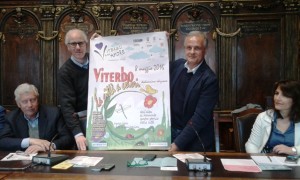 Paolo Moricoli (a sinistra) e Domenica Arruzzolo presentano il manifesto de "La città a colori" in programma domenica