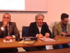 Beniamino Mechelli (al centro) presenta il libro sulle atrocità commesse dai nazisti a Canepina