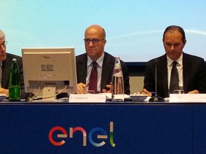 La presentazione del progetto di cessione della centrale: a destra il sindaco Sergio Caci