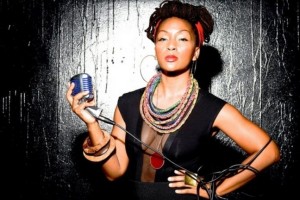 La cantante afroamericana Amana Melomè