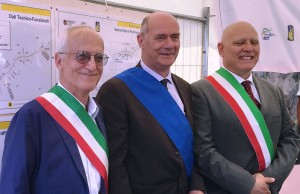 Il presidente della Provincia Mazzola (al centro) tra i sindaci di Vetralla Franco Coppari (a sinistra) e di Monte Romano Maurizio Testa