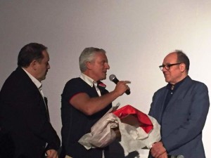 Carlo Verdone riceve in dono un ciuffo del presidente del Sodalizio Facchini Massimo Mecarini