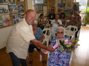 Ciurluini consegna fiori a Rosa Amicizia, vedova Colombo
