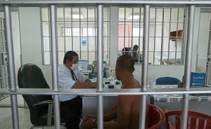 Un medico che visita un detenuto in carcere