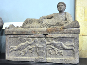 Il sarcofago di Veltur esposto al Museo Nazionale Etrusco di Tarquinia