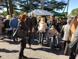 Tanti partecipanti alla "non inaugurazione" a Monterazzano