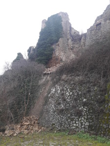 Il muro del castello crollato