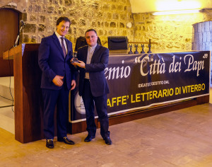 Francesco Bigiotti premiato da Don Luigi Fabbri