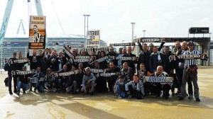 I tesserati dello Juventus Club davanti allo Juve Stadium di Torino