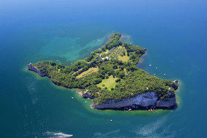 Luftbild von der Insel Bisentina im Lago di Bolsena, Italien.