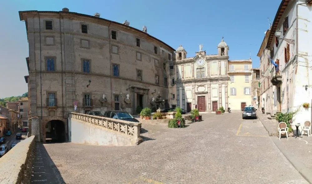 L'immagine attuale non ha un testo alternativo. Il nome del file è: Bassano-Romano-Piazza-Umberto-I.webp